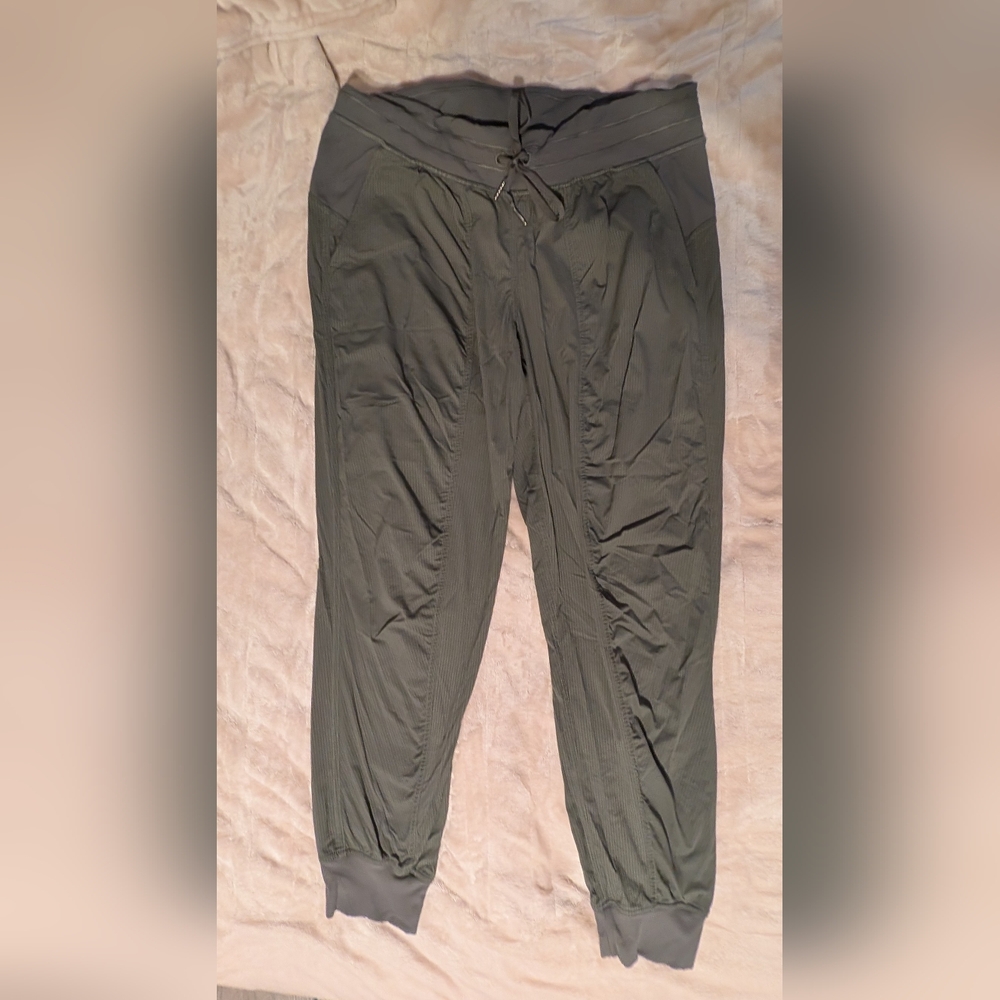 Lululemon Dance Studio MR Jogger Full Length in Army Green - Picture 7 of 8